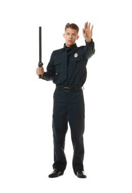 Üniformalı genç polis beyaz arka planda dur işareti gösteriyor.