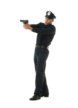Beyaz arka planda silahlı, üniformalı genç bir polis.