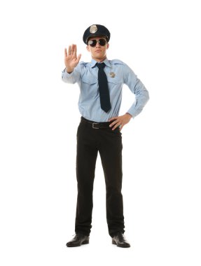 Üniformalı genç polis beyaz arka planda dur işareti gösteriyor.