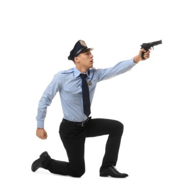 Beyaz arka planda silahlı, üniformalı genç bir polis.