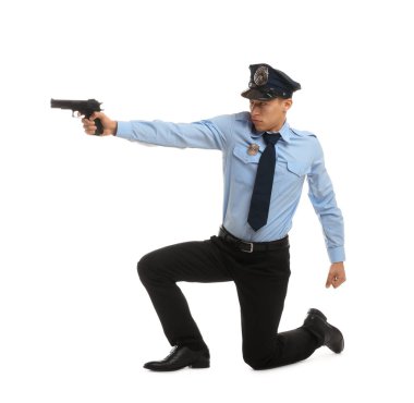 Beyaz arka planda silahlı, üniformalı genç bir polis.