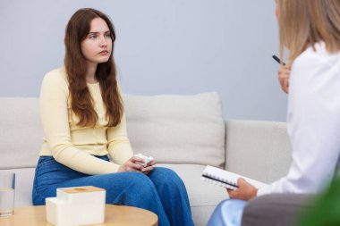 Ofiste hastayla çalışan profesyonel psikoterapist, yakın plan.