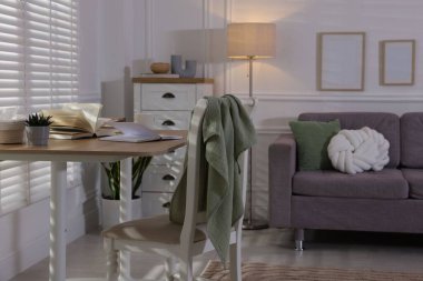 Tahta masa, sandalye ve kanepe oturma odasında. İç tasarım