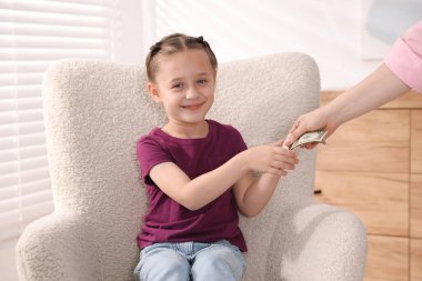 Anne kızına cep harçlığı veriyor.