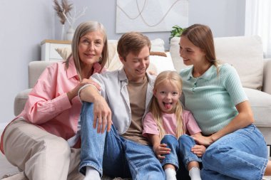 Oğlunun ailesiyle birlikte evde kıdemli bir kadın.