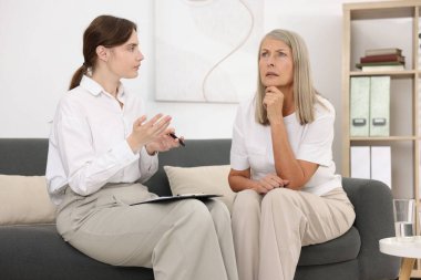 Ofiste hastayla çalışan profesyonel psikoterapist.