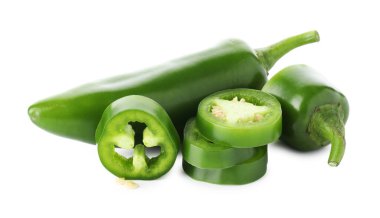 Tam ve dilimlenmiş yeşil biberler beyaza izole edilmiş.
