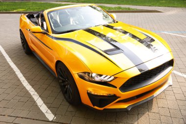 Modern Cabriolet açık otoparka park edilmiş, yakın plan.