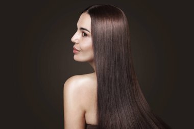 Güzel, parlak, pürüzsüz saçları olan bir kadın.