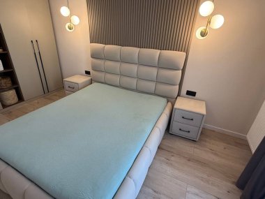 Şık bir yatak odası. Rahat büyük bir yatak odası ve parlak lambalar.