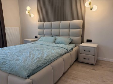 Şık bir yatak odası. Rahat büyük bir yatak odası ve parlak lambalar.