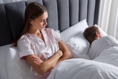 Evde birbirini görmezden gelerek kavga eden çiftleri gücendirdim.