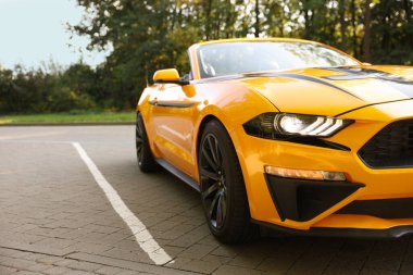 Modern Cabriolet açık otoparka park etmiş, yakın plan. Metin için boşluk