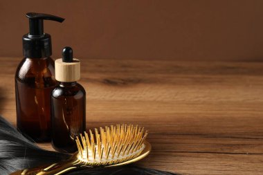 Saç tokası, fırça ve kozmetik ürünleri ahşap masada. Metin için boşluk