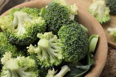 Tabakta taze brokoli çiçekleri, yakın plan.