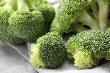 Masada taze çiğ brokoli, yakın çekim görüntüsü.