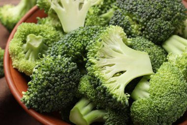 Tabakta taze çiğ brokoli, yakın plan.