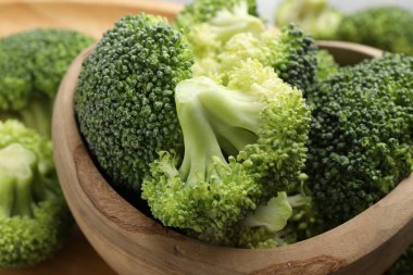 Tabakta taze çiğ brokoli, yakın plan.