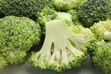 Açık dokulu masada taze çiğ brokoli, yakın plan.