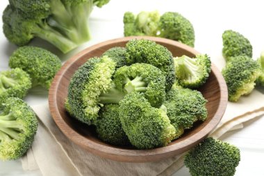 Taze yeşil brokoli beyaz ahşap masada, yakın plan.