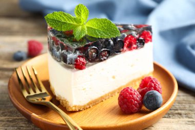 Böğürtlenli ve nane şekerli nefis bir cheesecake.