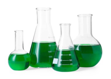 Beyaz üzerine yeşil sıvı izole edilmiş farklı laboratuvar camları.