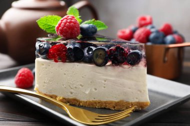 Böğürtlenli, naneli ve çatallı nefis bir cheesecake.