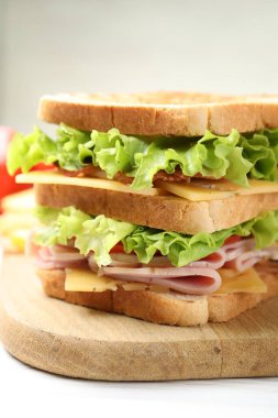 Jambonlu, pastırmalı, peynirli ve sebzeli lezzetli sandviç.