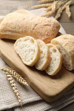 Taze çıtır ciabatalar ve buğday kulakları masada, yakın plan.