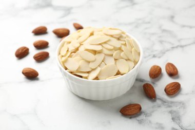 Taze badem gevrekleri ve beyaz mermer masada fındıklar, yakın plan.