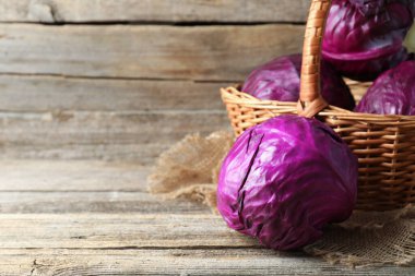 Ahşap masada olgun kırmızı lahanalar. Metin için boşluk