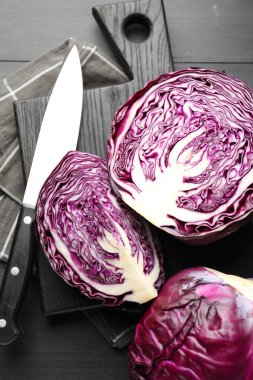 Taze kırmızı lahana ve siyah ahşap masa üzerinde bıçak, düz yatıyordu.