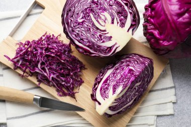 Taze kırmızı lahanalar, masa üzerinde bıçak, düz yatış.