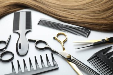 Güzel saç teli ve kuaför aletleri beyaz arka planda, yakın plan