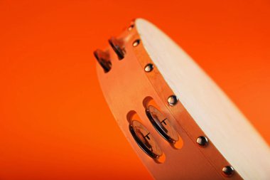 Turuncu arka planda tef, yakın plan. Metin için boşluk