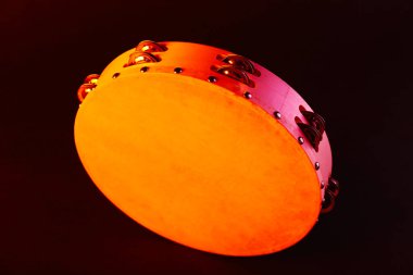 Tef siyah arkaplanda renk ışığı, yakın plan