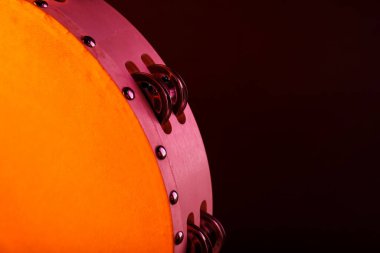 Siyah arkaplanda renkli tef ışığı, yakın plan. Metin için boşluk