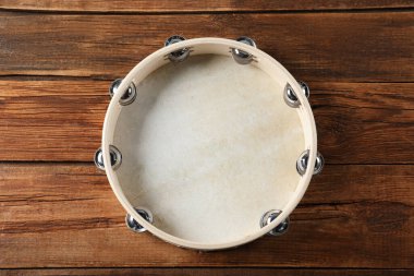 Ahşap arka planda tef, üst manzara. Geleneksel müzik aleti