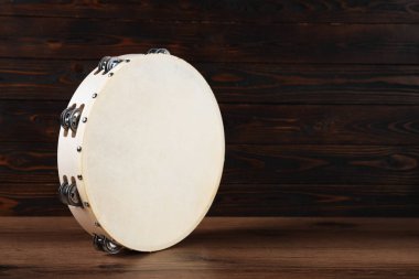 Ahşap arka planda tef. Metin için boşluk