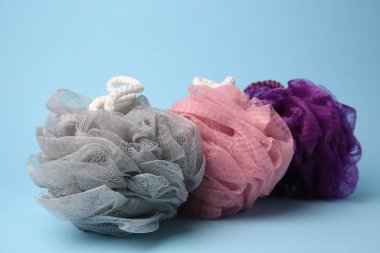 Açık mavi arka planda renkli duş pufları