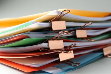 Açık gri arkaplan üzerindeki klasör klipleri ile birçok belge, yakın plan