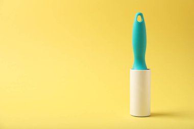 Sarı arkaplanda bir tiftik silindiri, metin için boşluk