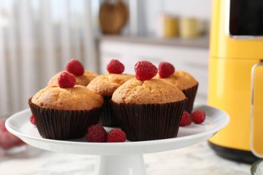 Mutfaktaki masada ahududu ve tavuklu taze pişmiş kek, yakın plan.