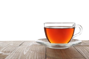 Aromatik siyah çay, beyaz arka planda, ahşap masada.