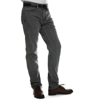 Beyaz arka planda şık kotlu adam, yakın plan.