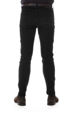 Beyaz arka planda şık kotlu adam, yakın plan.