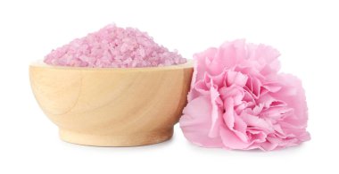 Ahşap kasede pembe deniz tuzu ve beyaz üzerinde izole edilmiş güzel çiçek.