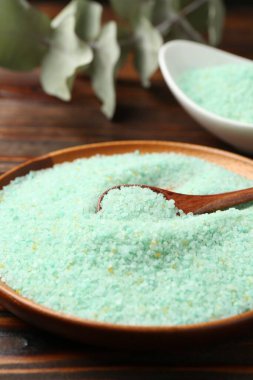 Ahşap masada doğal deniz tuzu, yakın plan.