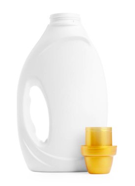 Bir şişe yumuşatıcı ve kapak beyaza izole edilmiş.