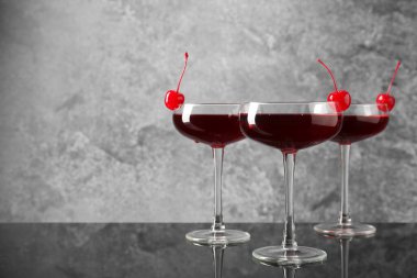 Aynanın yüzeyinde garnitürlü lezzetli kokteyller, metin için yer.